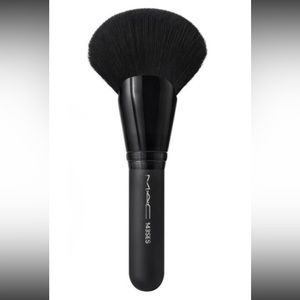 MAC Cosmetics 143SES Face Fan Bronzing Brush